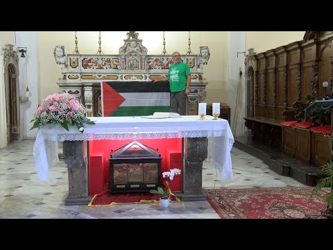 Video Don Vitaliano con la bandiera della Palestina sull'altare