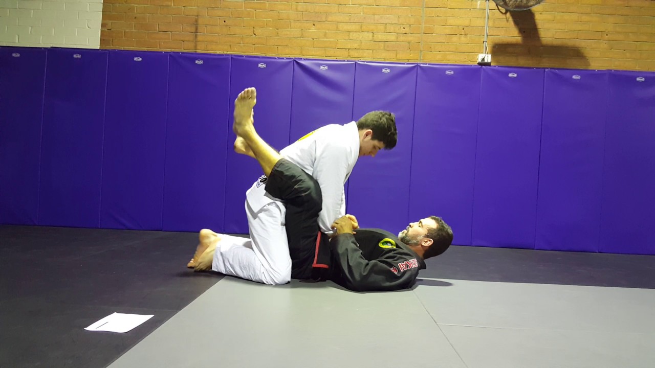 De La Riva Spider Guard Sweep - YouTube