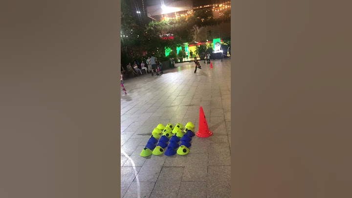 Mang giày patin 3 bánh nhảy qua cốc .