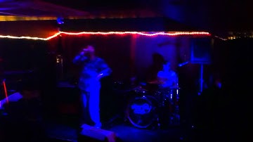 Hector Bizerk - Burst love (live at Captains Rest).