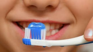 Les parents mettent trop de dentifrice sur les brosses à dents de leurs enfants