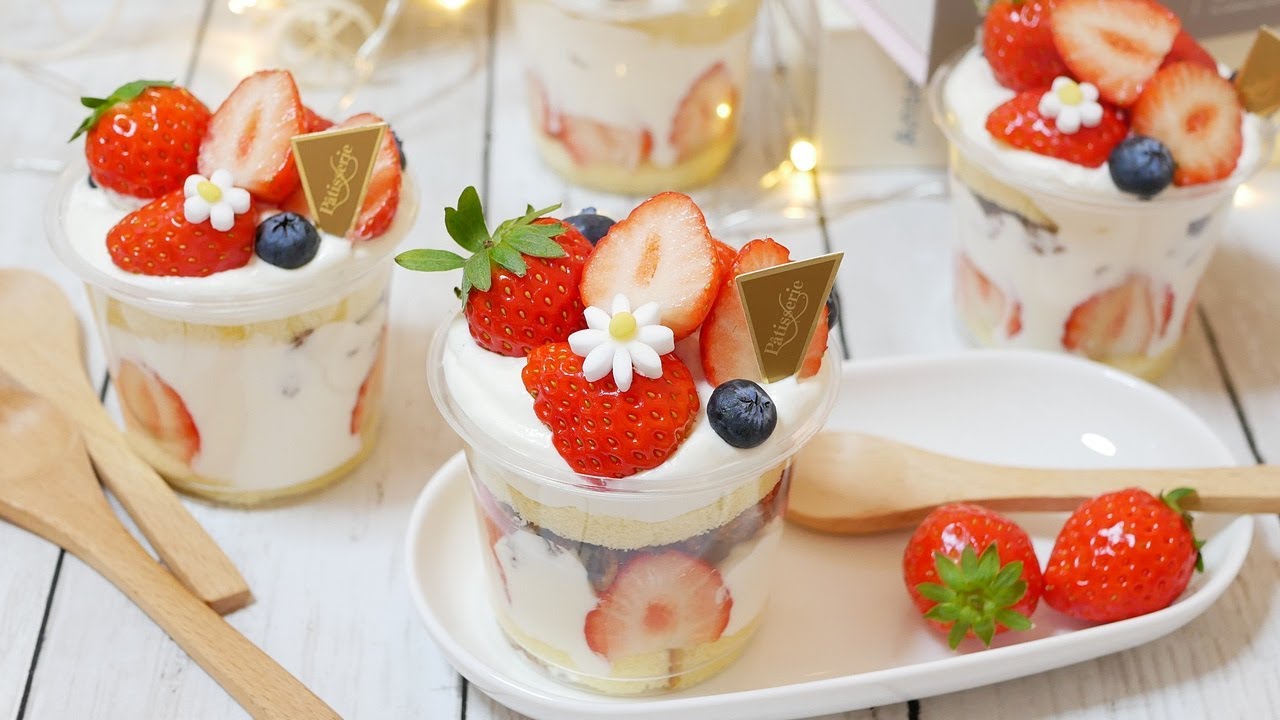 いちごがたっぷりミニスコップケーキ Mini scoop cake with plenty of 