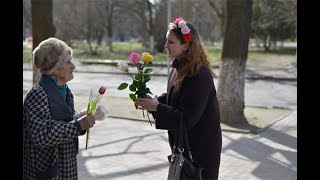 тик ток подарил бабушки цветы