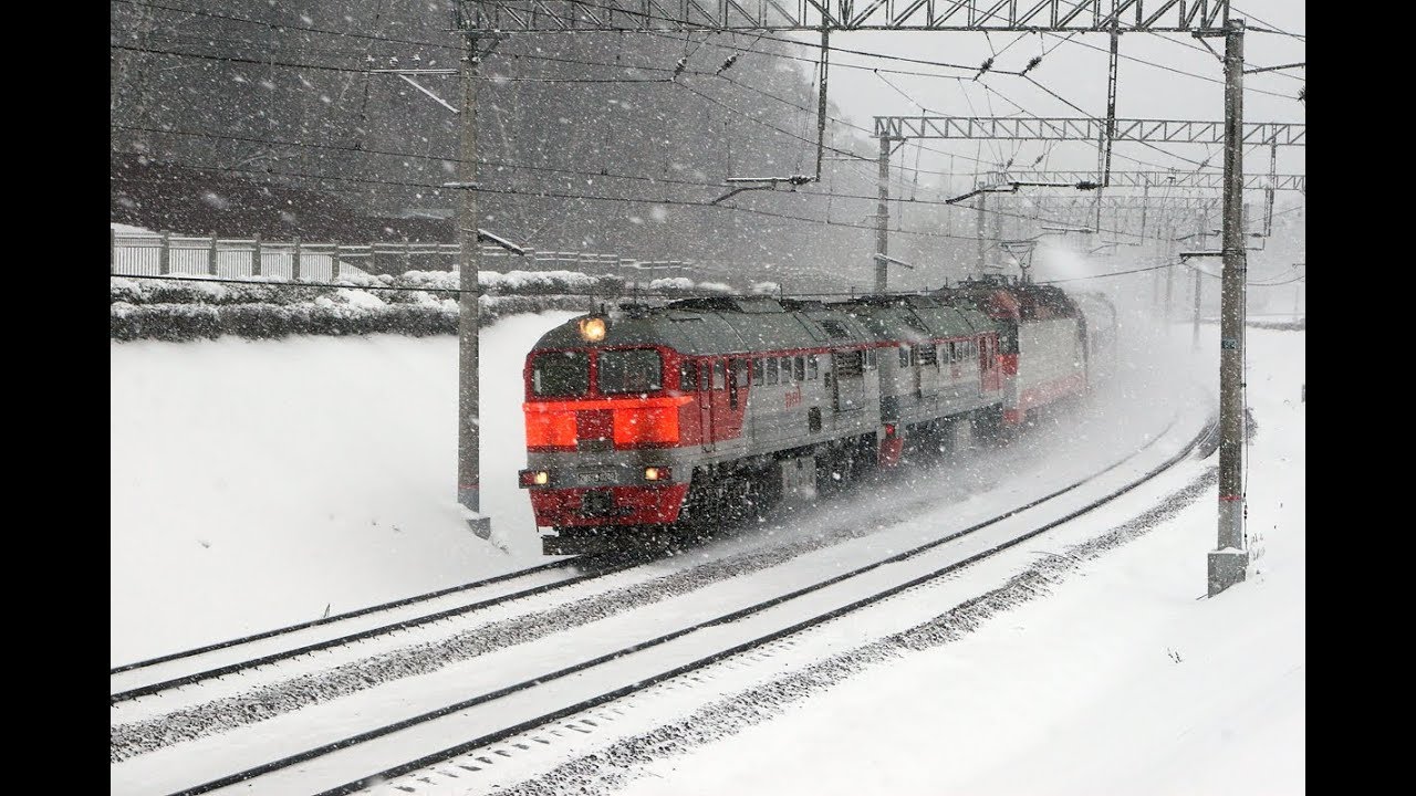 2М62У 0249 и ЭП10 010 в снегопад с пассажирским поездом Москва - Брянск ...