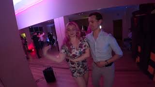 Преподаватели Виктория Журавская и Артем Круглянин танцуют на Бачата вечеринке в Дофамине