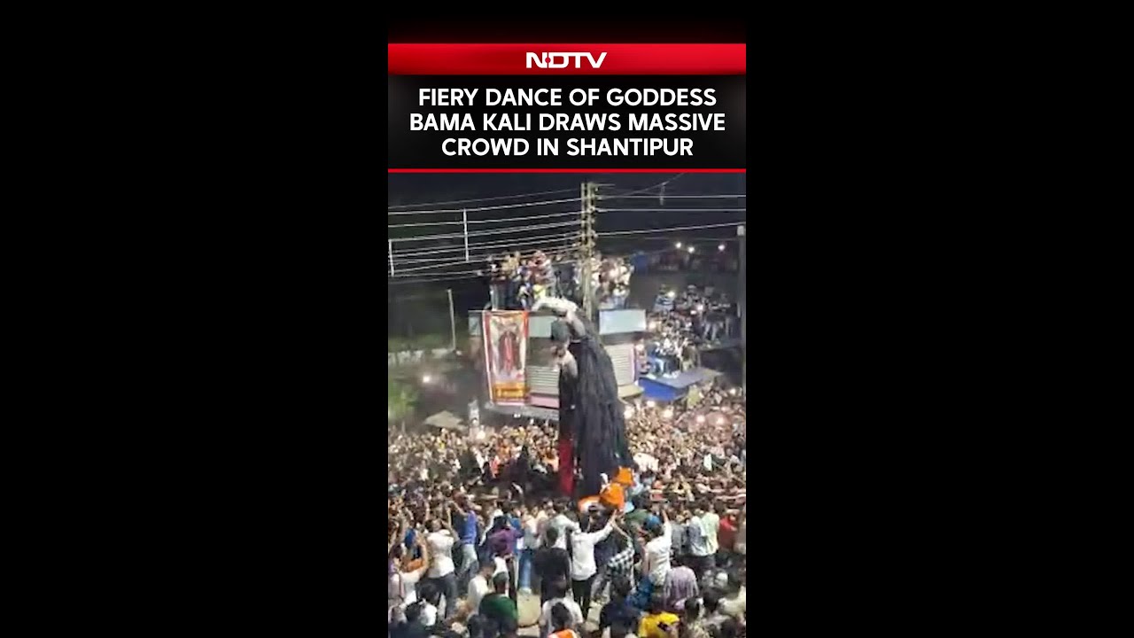 Goddess Bama Kali’s Fiery Dance Attracts A Huge Crowd In West Bengal's Shantipur