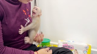 Baby Tauch Very Deeply Tantrum To Reject Mom Treat Him After Bath