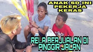 SEDIH BANGET ! MELIHAT ANAK SD INI MEMBANTU IBUNYA YANG TUNANETRA BERJUALAN DI PINGGIR JALAN