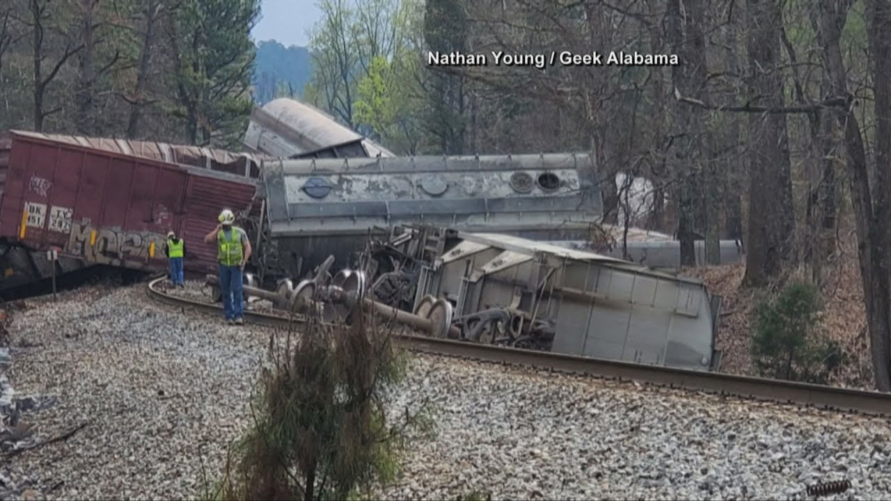 video-alabama-train-derailment-norfolk-southern-train-derails-hours