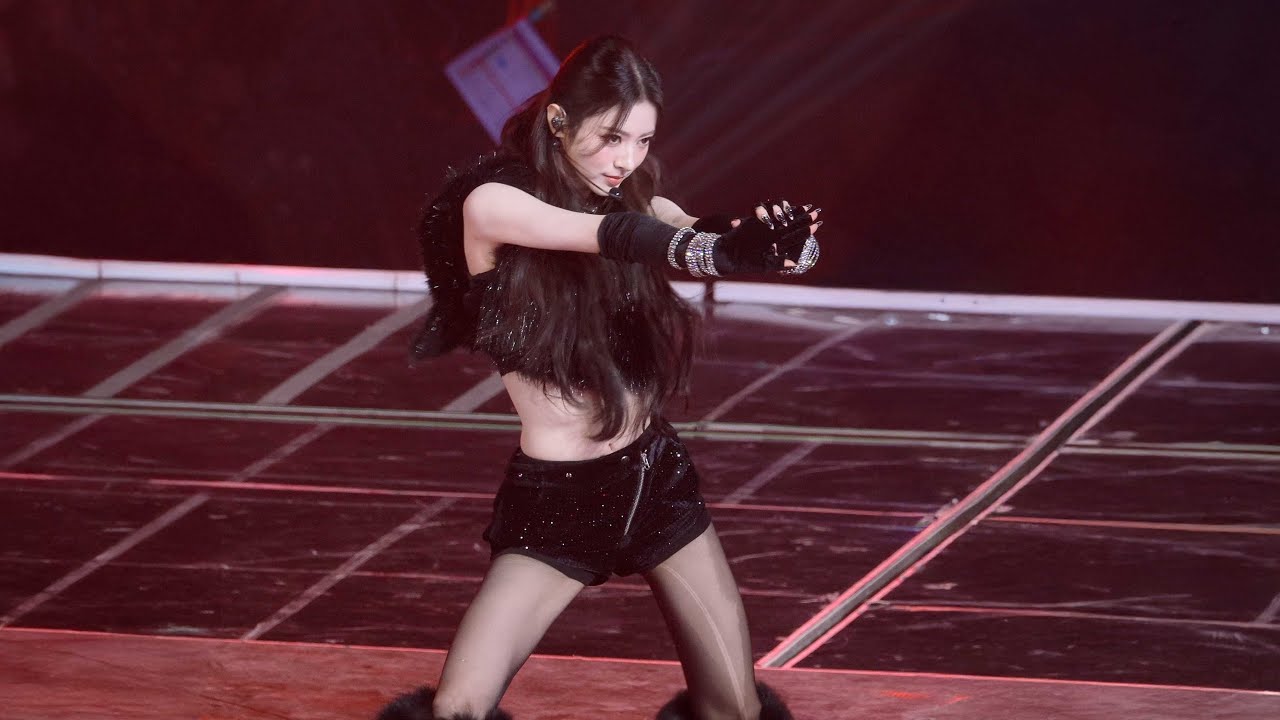 [4K] 251225 미야오 안나 'BURNING UP' 직캠 (MEOVV ANNA FanCam)