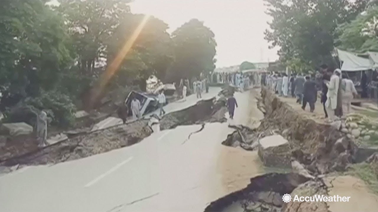 imran khan cantante Pakistan earthquake damage, aftermath