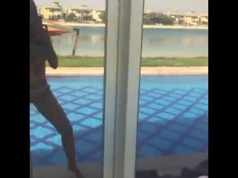 Stephanie Valenzuela moviendo las caderas en Dubai