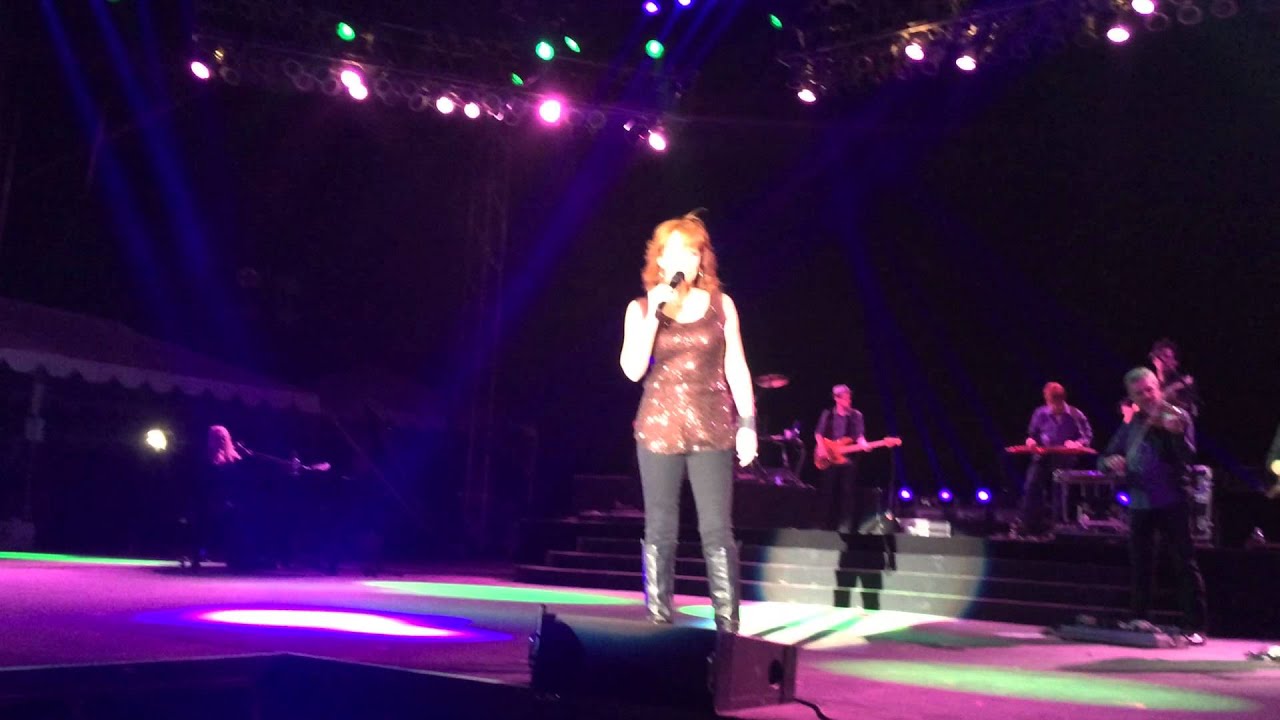 Reba McEntire Performs "The Night The Lights Went Out In at