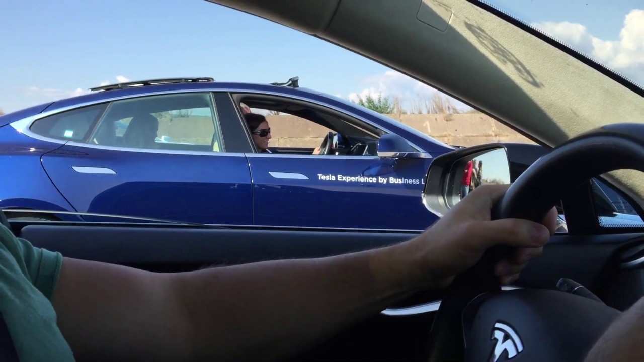 Elektromobil Drag Race Tesla S P85+ vs Tesla S85