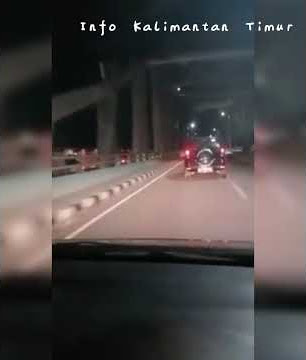 Sebuah Mobil Memasuki Jalur Motor Di Jembatan Mahkota IV / Kembar