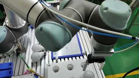 HỌC VIÊN THỰC HÀNH VỚI ROBOT CỘNG TÁC UNIVERSAL ROBOTS TẠI  TTĐT TỰ ĐỘNG HÓA TÂN PHÁT TPA-EDU