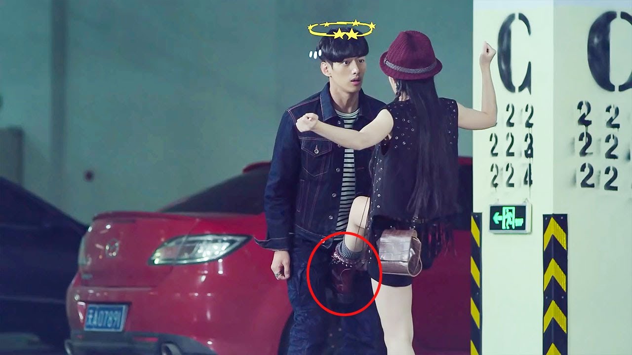 Девушка случайно пнула человека под промежность, когда она пристегнулась, чтобы научиться драться.