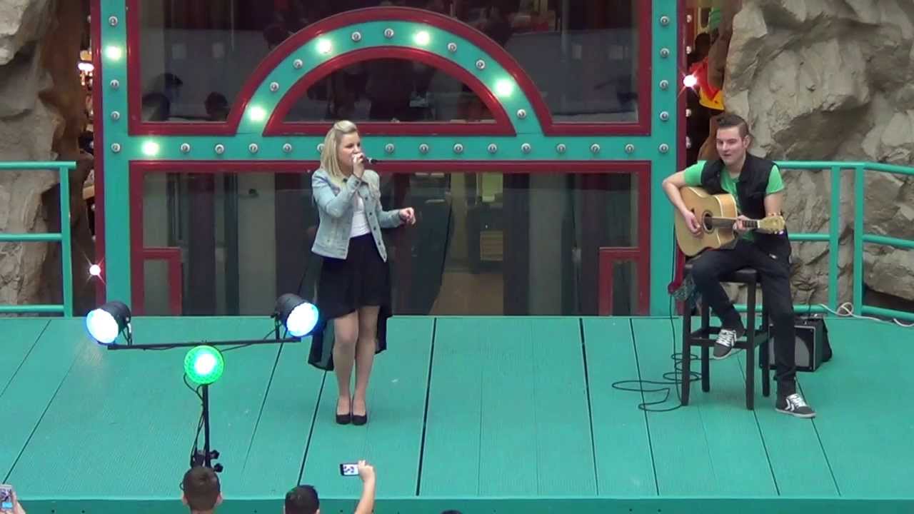 NATALIE HOLZNER Kandidatin bei Herz von Österreich in der Lugner City