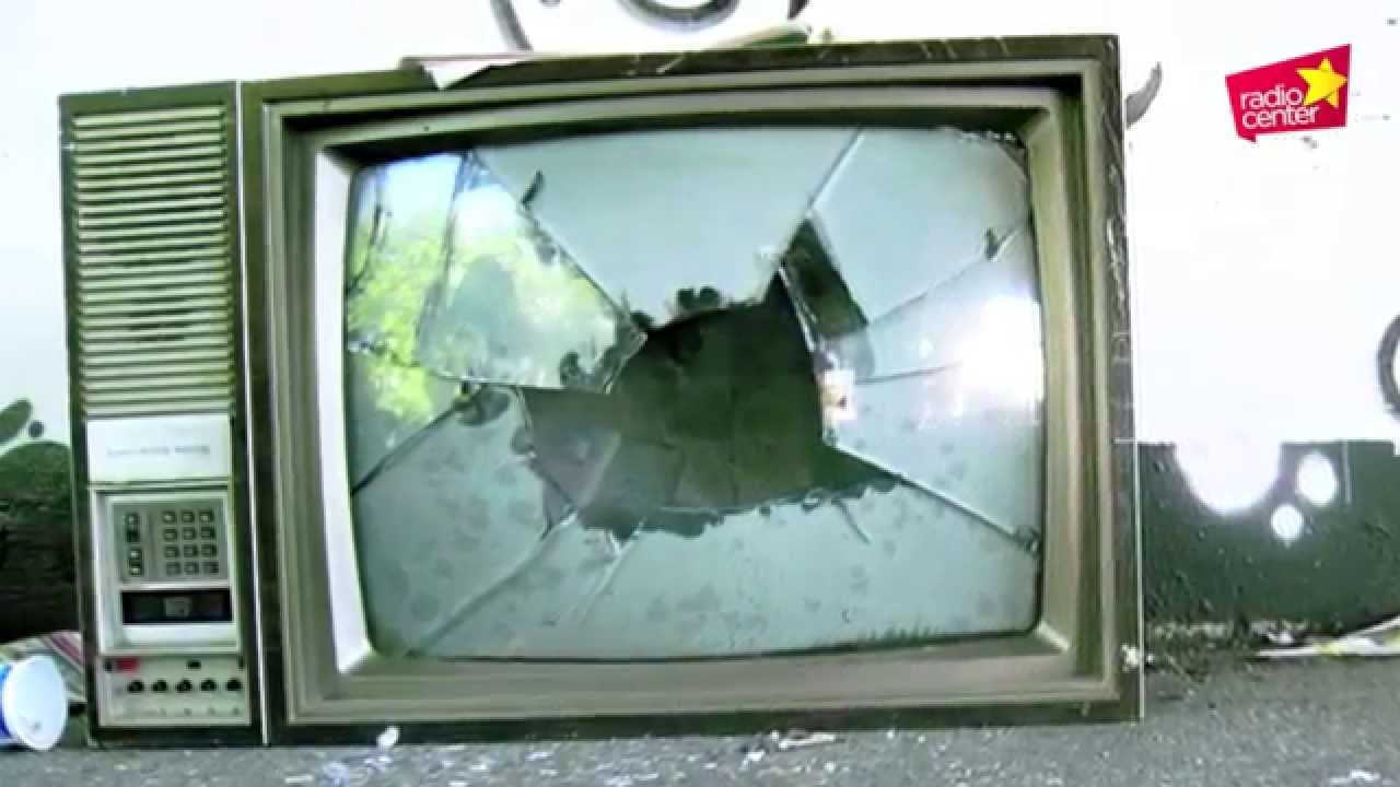 Фото сломанного телевизора. Разбитый телевизор. Старый телевизор сломался. Раздолбанный телевизор