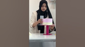 How to use a scrapper | whipping cream cake icing | bakery style cake decorating | custard cake