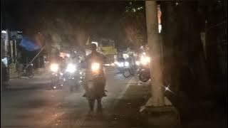 Terekam suasana malam hari jalan raya masih ramai