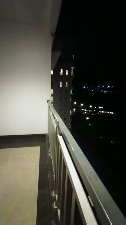 Pemandangan malam hari dari balkon kamar hotel Le Eminence ⭐