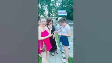 Cảnh hậu trường khi chụp hình xong ai cũng muốn coi mình có đẹp khong