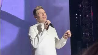 Nick Carter sings Hurts To Love You for the first time live