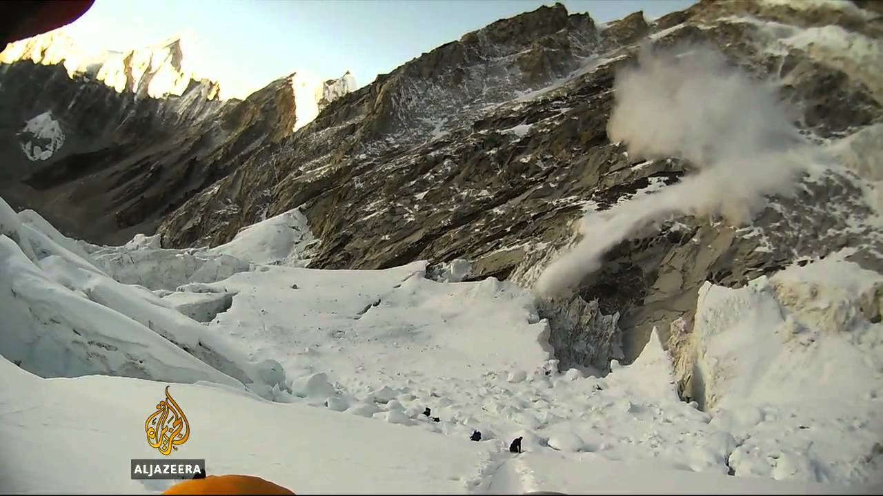 انهيار جليدي على جبل إيفرست يودي بحياة 12 مرشداً نيبالياً