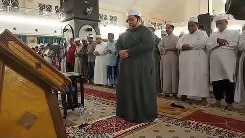 قارئ ماليزى يقلد الشيخ عبد الرحمن السديس  وكأنه استعار حنجرته وجسده وكأنك فى الحرم ماشاء الله
