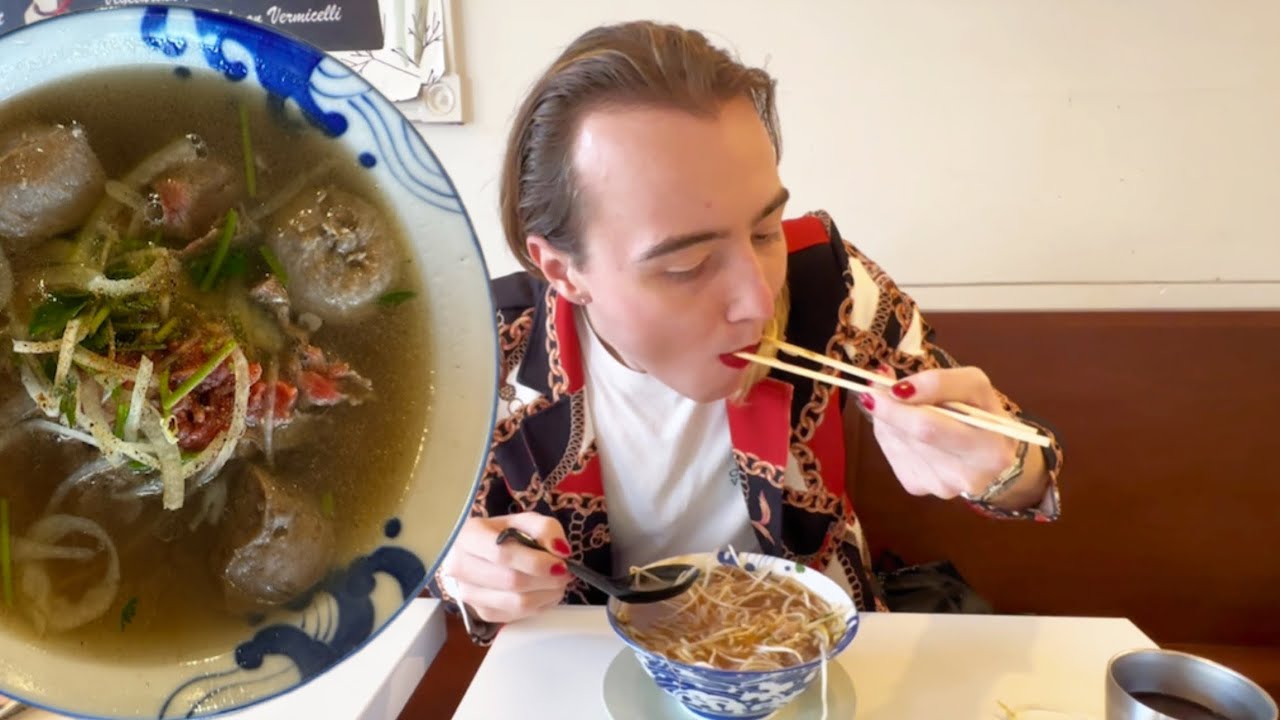 Трансженщина ест фо | Вьетнамское бистро Baoguette в Керрисдейле / Pho Tai Bo Vien (небольшой рес...