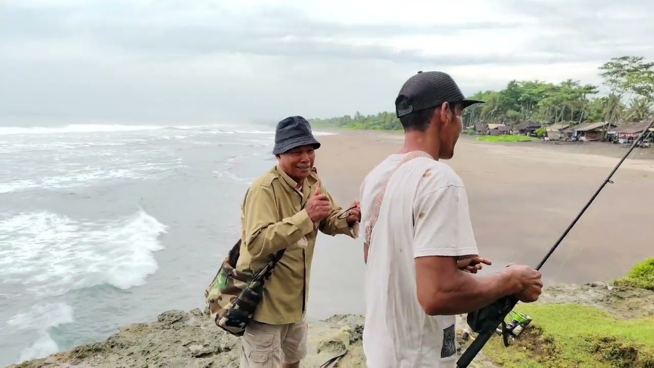 SUASANA PAGI YANG MENDUNG DI BATUHIU BEAUTIFULL BEACH AND AMAZING
