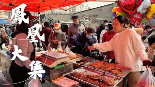 Рынок горы Феникс в Яньтае: кулинарная феерия среди шумной толпы!