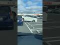 【自業自得】列に並びたくなくて駐車枠をショートカット！車止めに乗り上げて詰んだミニバン