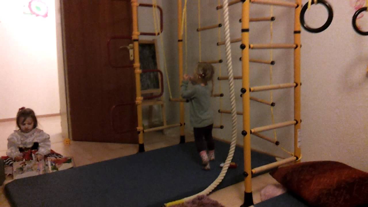 Sophie und Maria Theresa am Klettergerüst 1