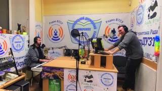 Артем Vасилич поет китайскую песню на Радио ВТСУ