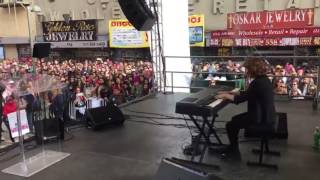 Regina Spektor Performs "Blowin' in the Wind" Bob Dylan Cover at Women's March LA 2017 HD