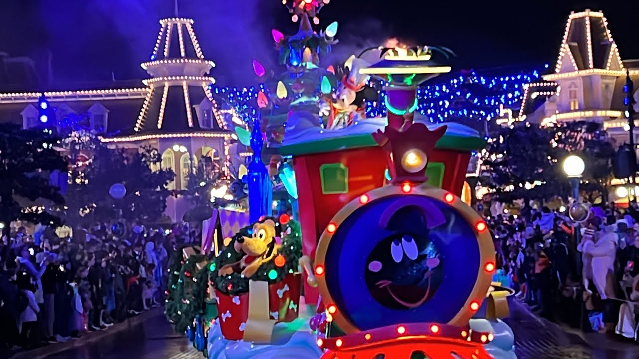 Mickey’s dazzling christmas parade Central Plaza by night / Mickey et sa parade étincelante de Noël