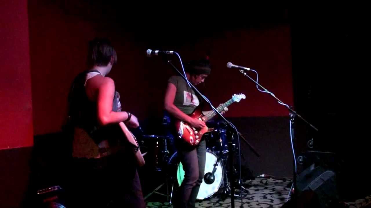 Anarchist Duck - Calling Out (LIVE @ Transit Bar Canberra 2011 - Propaganda) auf YouTube ansehen Anarchist Duck - Calling Out (LIVE @ Transit Bar Canberra 2011 - Propaganda) auf YouTube ansehen