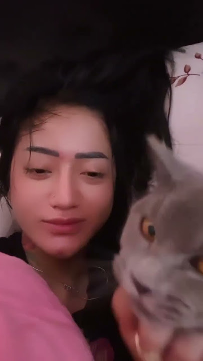 Tata pramudita tiduran dengan si klawu 😂