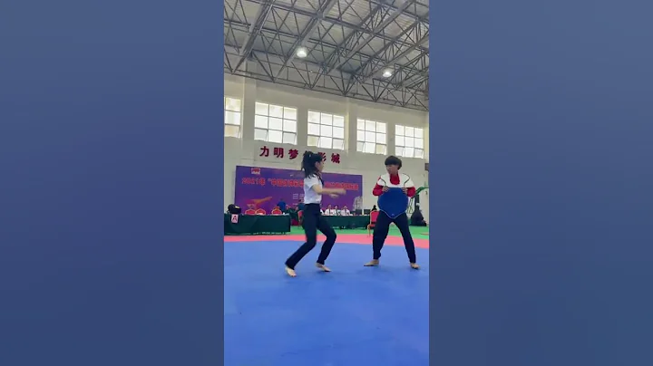 A beautiful woman's taekwondo, this is a demo show