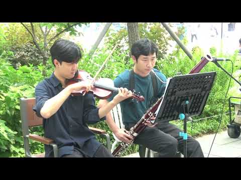 지나가는 관객들 발길도 멈추게 한 &amp;#39;사랑은 늘 도망가&amp;#39; 쩌는 연주 ㄷㄷ 끝에 아이 등장하는 장면도 꼭 보세요 ㅋㅋ