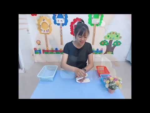 Tiết dạy tạo hình Tạo gấu bông từ khăn của cô Thùy Linh lớp Mầm 1