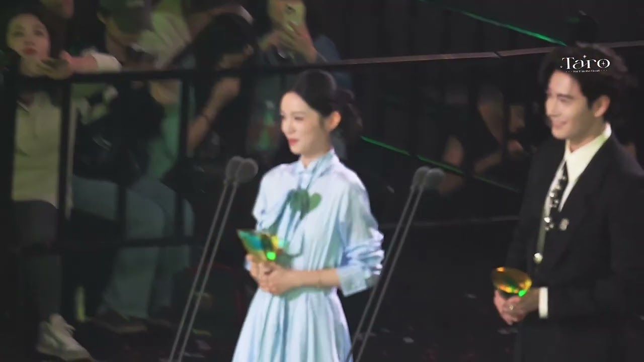 [周也] Фанкам Чжоу Е на сцене Tencent Video All Star Night 2025, где он принимает награду.