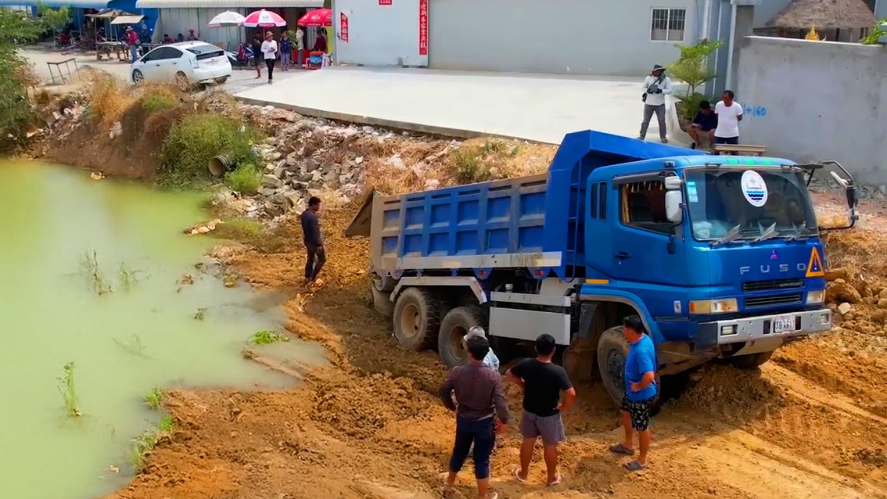 Dump Truck Fail Unload ,Soil Sliding ,Dozer Push Soil ,Excavator help Cover Truck
