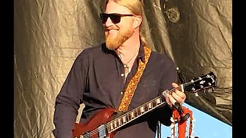 Derek Trucks joins Los Lobos "Mas y Mas" 7/9/22 Es...