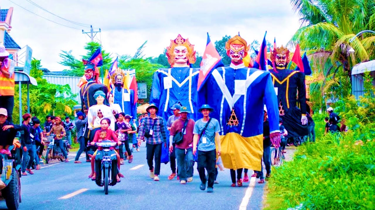 ទីងមោងប៉ះគ្នាផ្អេីលឆុយ👹😱