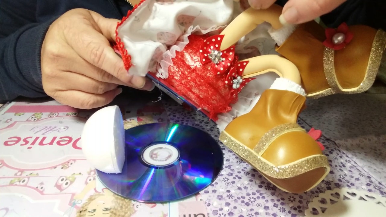 Menina porta celular