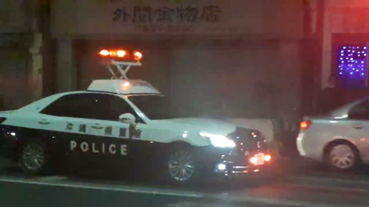 沖縄市国道330号線那覇向け　追い越し車線　後方車による追突か？　赤い軽自動車のほうが急に止まったのを避けられなかったか?　追突事故現場