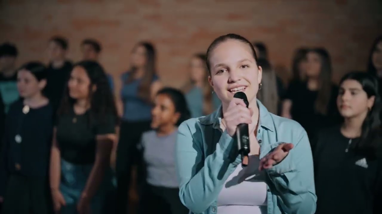 🎤 FREIFACH CHOR-BAND: Ab ins Rampenlicht!
Wir sind nicht irgendein Schulchor – wir haben einen Namen, werden für große Auftritte gebucht und bringen eine massive Wall of Sound auf die Bühne.

Deine Rolle: Sing im Chor, spiel in der Live-Band oder hol dir das Spotlight für ein Solo (Gesang oder Instrument).

Repertoire: Aktuelle Hits, Rock-Hymnen und starke Balladen.

Highlight: Wir produzieren professionelle Musik-Videoclips, in denen ihr als Chor und Band ganz vorne an der Front steht.

💻 WAHLFACH MEDIEN & INFORMATIK (ZUSATZ): Werde zum Creator!
Stop scrolling, start creating. Hol dir die Skills, die du im echten Leben wirklich brauchst, und schau unter die Motorhaube der digitalen Welt.

Design & Video: Profi-Bildbearbeitung und kinoreifer Videoschnitt mit Effekten.

Tech & Code: Lerne Programmieren und verstehe die Logik hinter der Software.

Future Skills: Arbeite mit Künstlicher Intelligenz (KI), durchschaue Algorithmen, entlarve Fake News und übernimm die Kontrolle über deine Daten.